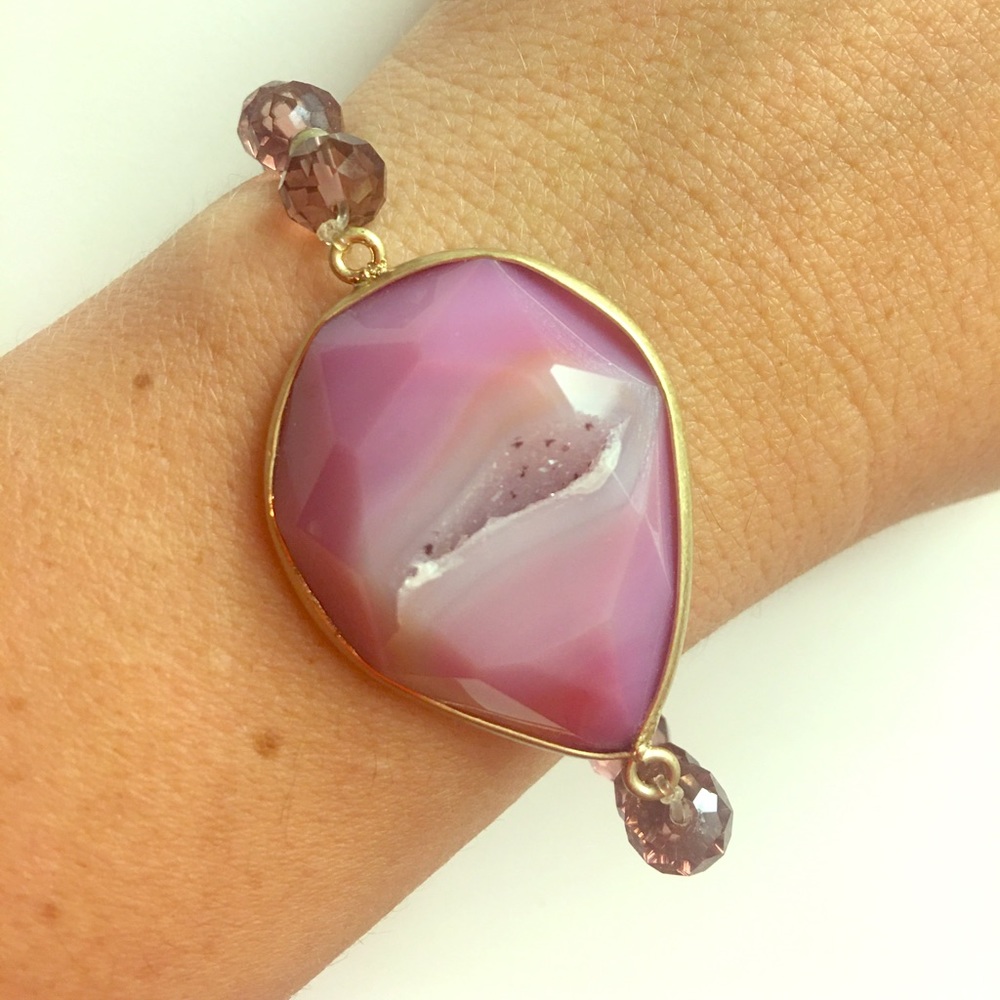 Anthropologie. fuchsia agate geode stone bracelet
